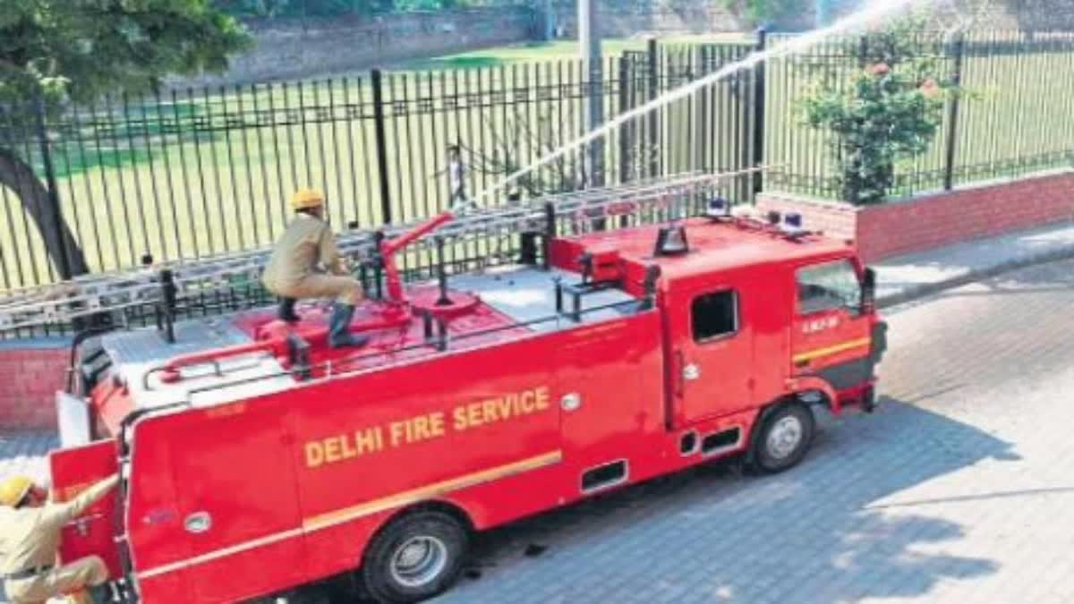 वजीरपुर इंडस्ट्रियल एरिया में बर्तन बनाने वाली फैक्ट्री में लगी आग, दमकल की  8 गाड़ियों ने पाया काबू