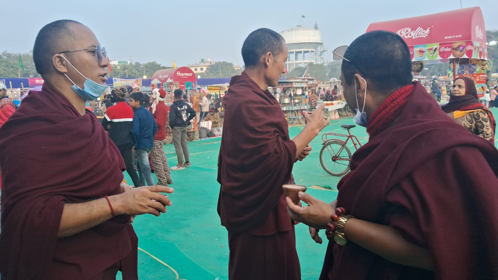 नीरा से बनी चाय पीते बौद्ध श्रद्धालु