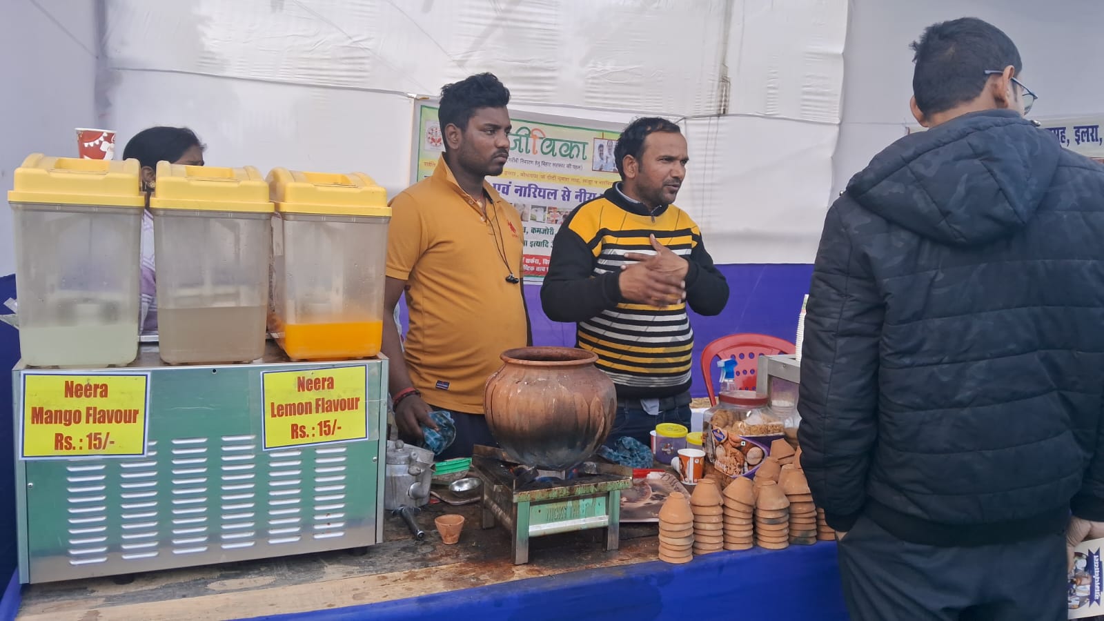 गया में नीरा से बन रही चाय