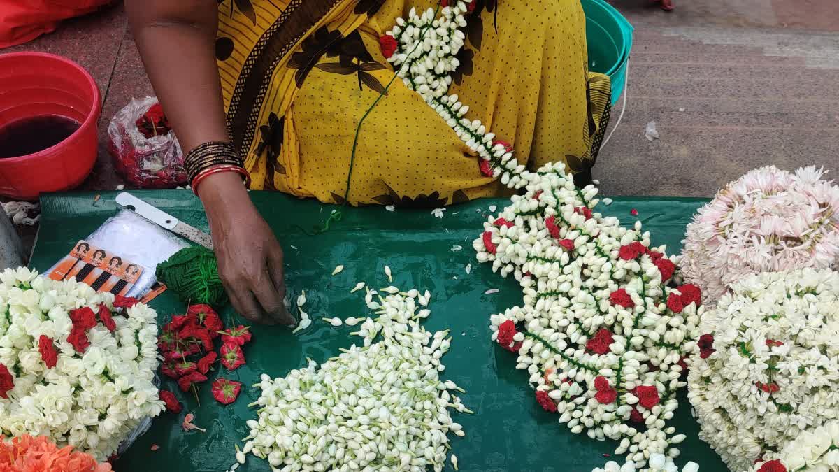 உங்களுக்கு பூ கட்ட தெரியாதா? இந்த டிப்ஸை ஃபாலோ பண்ணா ஈஸியா கட்டலாம்!