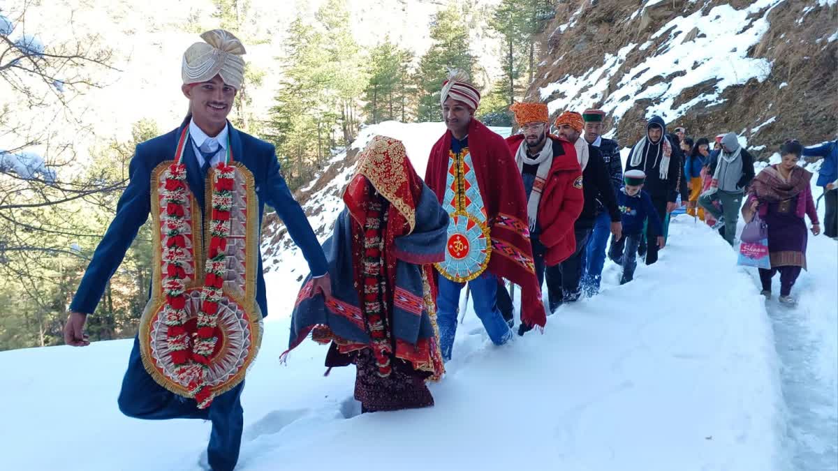 Wedding amidst snowfall in Seraj