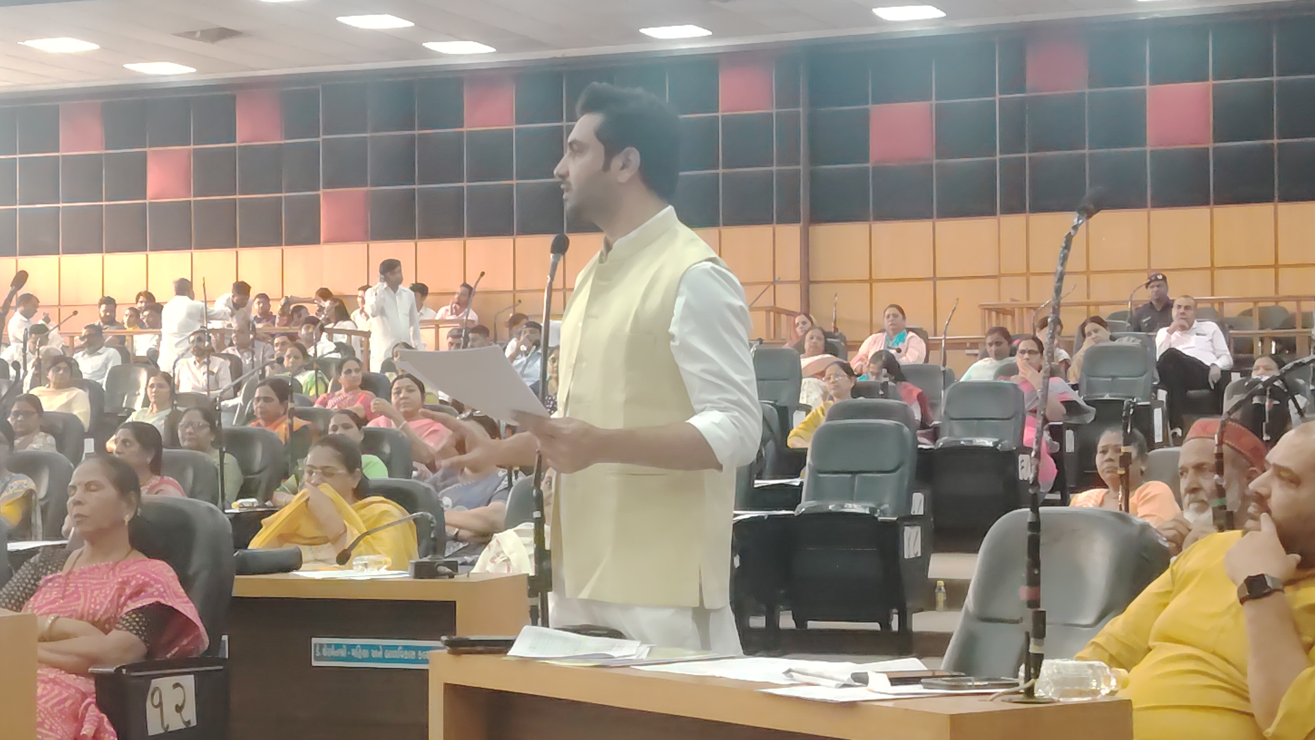 અમદાવાદમાં રખડતા શ્વાન સામે કાર્યવાહી માત્ર કાગળ પર જોવા મળતી હોવાનો AMC બોર્ડ બેઠકમાં વિપક્ષના નેતાનો આરોપ