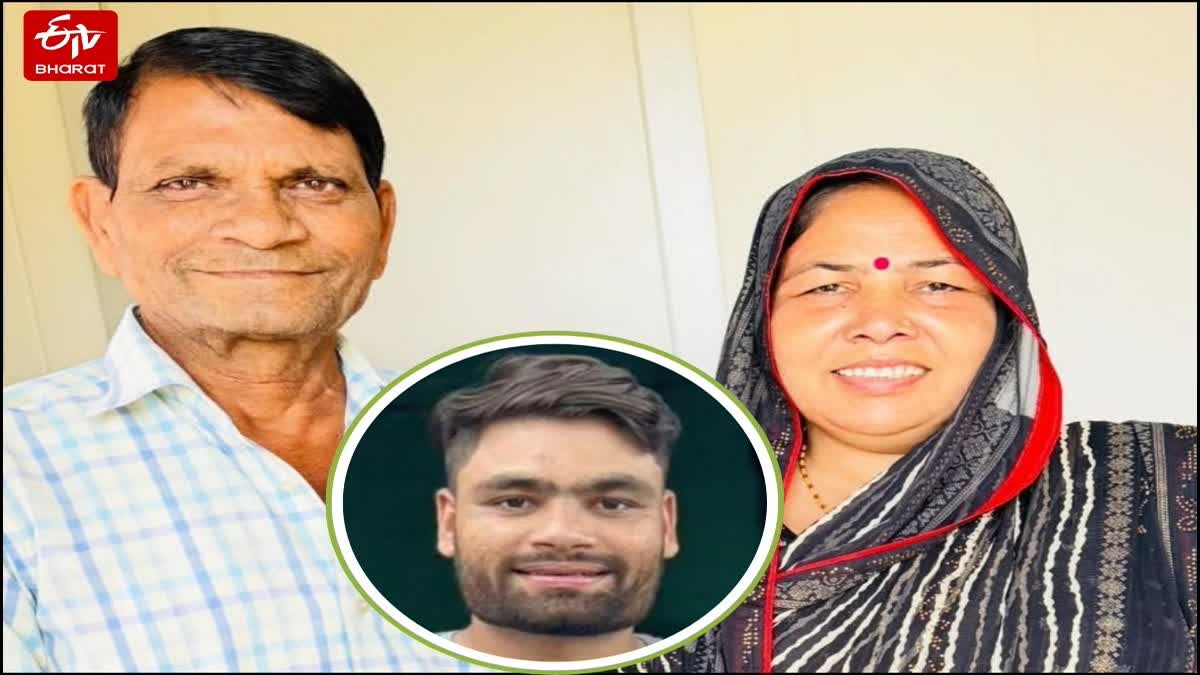 माता-पिता के साथ क्रिकेटर रिंकू सिंह.