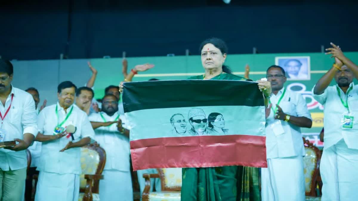 கொடியை அறிமுகப்படுத்திய சசிகலா