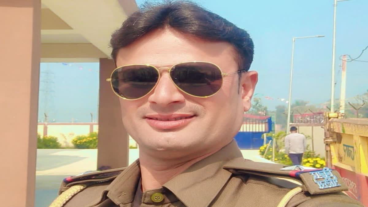 डांसर संग अश्लील हरकत करने वाला दारोगा