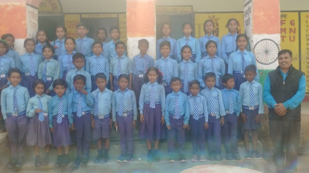 கரோவா கிராமத்தில் உள்ள ஆரம்பப்பள்ளியில் பயிலும் மாணவர்கள்