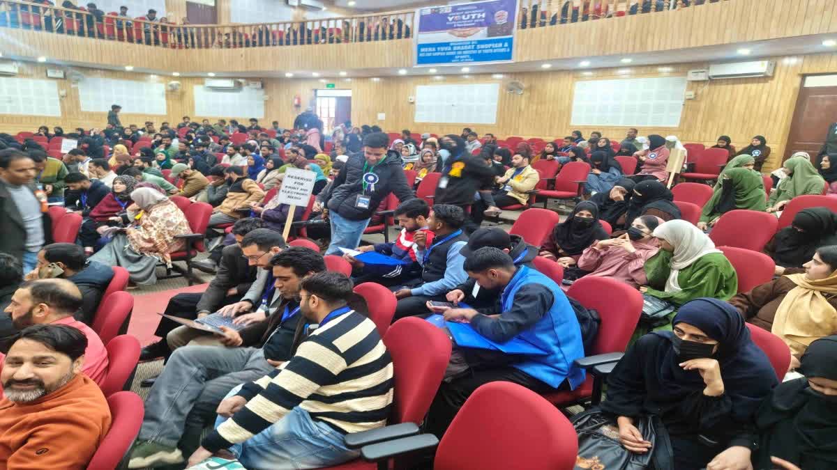 شوپیان میں وکست بھارت یوتھ پارلیمنٹ اور یووا کنیکٹ پروگرام منعقد