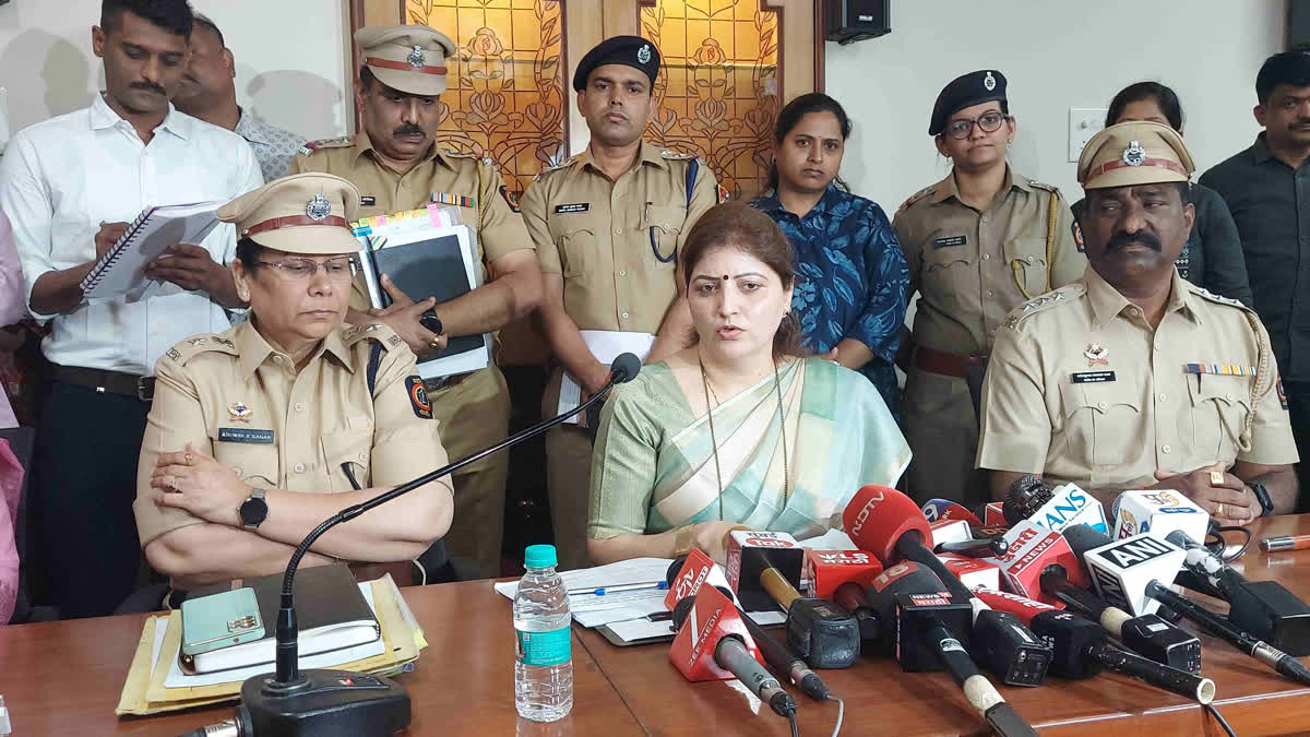 भिगवण प्रकरण : आमदार गोपीचंद पडळकर आणि संग्राम जगताप यांच्यावर महिला आयोगाच्या अध्यक्षा रुपाली चाकणकर नाराज माध्यमांशी बोलताना महिला आयोगाच्या अध्यक्षा रुपाली चाकणकर