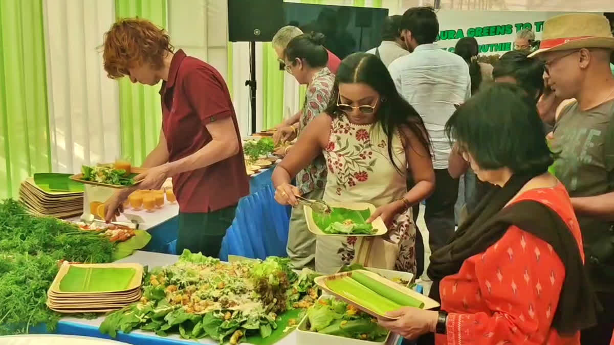 உணவுத் திருவிழாவில் உணவை சுவை பார்க்கும் வெளிநாட்டினர்