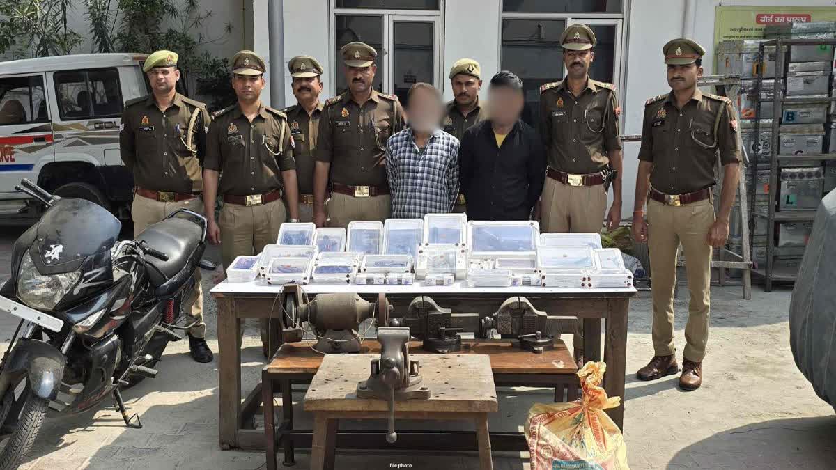 पुलिस गिरफ्त में आरोपी.