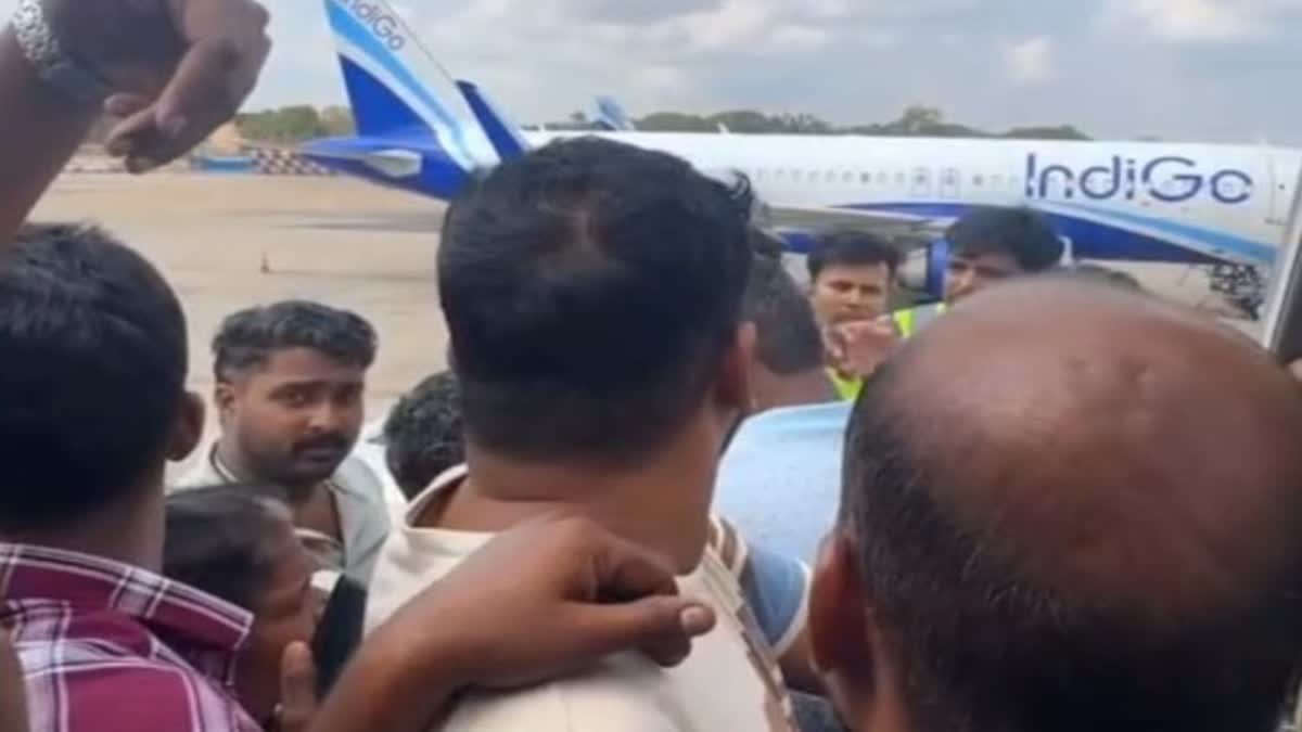 இண்டிகோ ஏர்லைன்ஸ் அதிகாரிகளுடன் வாக்குவாதத்தில் ஈடுபட்ட பயணிகள்