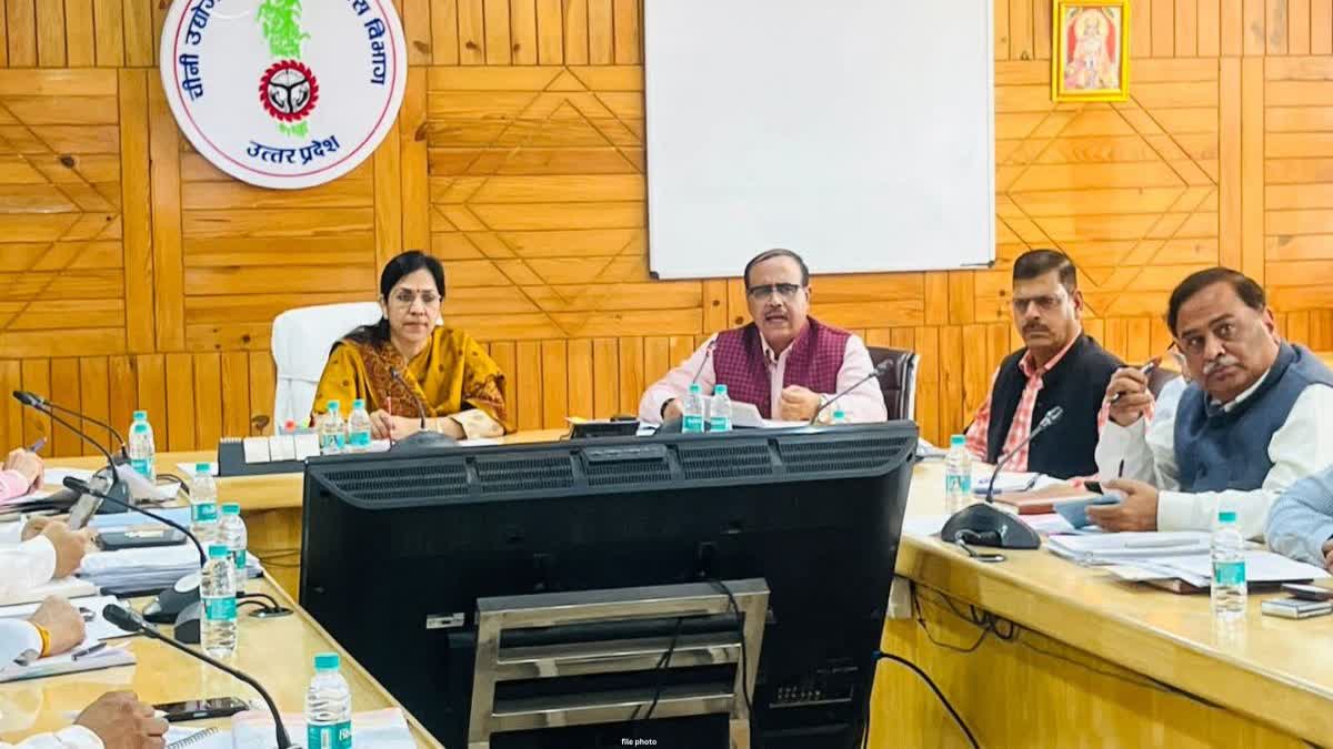 बैठक के दौरान अधिकारी