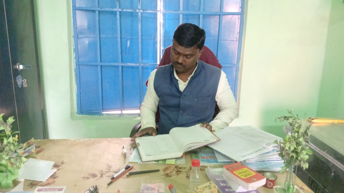 தலைமை ஆசிரியர் பிரமோத் குமார்