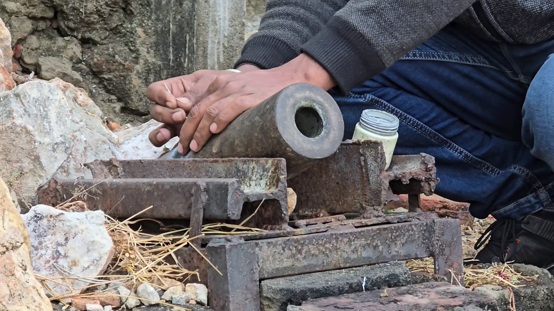 तोप में बारूद भरकर चलाई जाती है