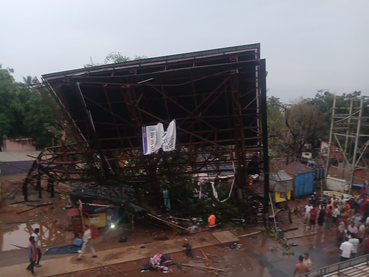 ବେଆଇନ ହୋର୍ଡିଂ ଏଜେନ୍ସି ନାଁରେ ବିଏମସିର ଥାନାରେ ଅଭିଯୋଗ ।