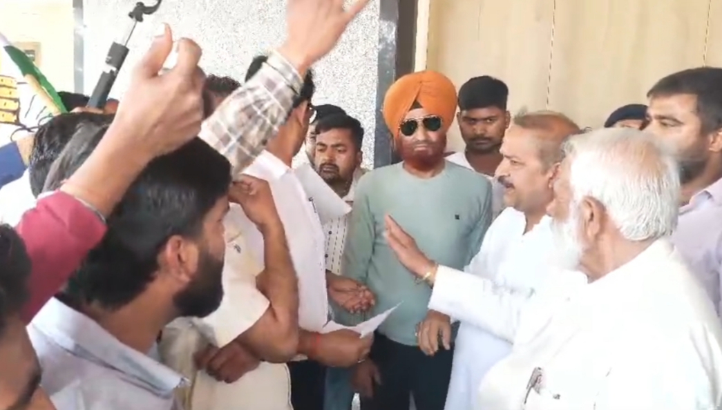 Congress protest on jaundice in Surguja