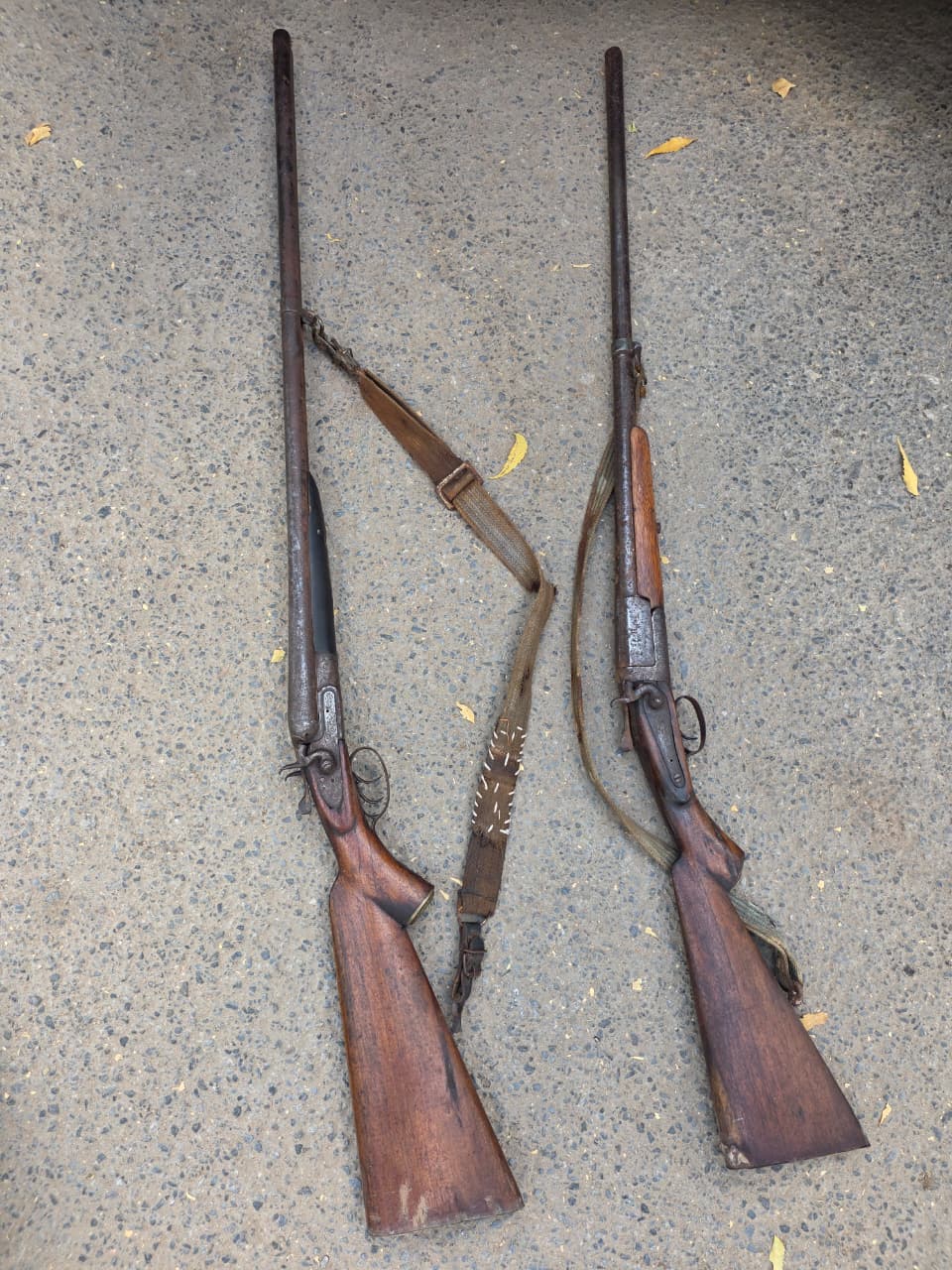 ગેરકાયદેસર અને વગર પરમીટની એક નાળી બંદુક અને બે નાળી બંદૂક જપ્ત કરાઈ