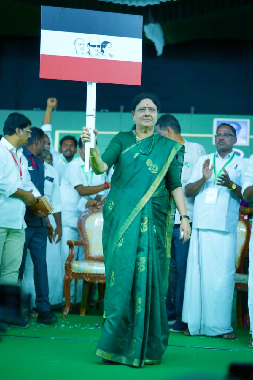 புதிய கட்சிக்கொடியை அறிமுகப்படுத்திய சசிகலா