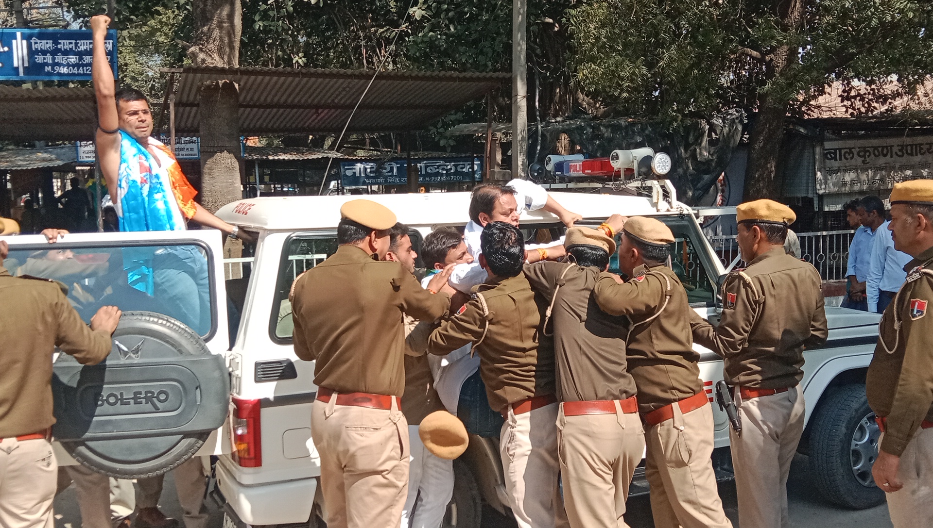 पुलिस ने कार्यकर्ताओं को हिरासत में लिया