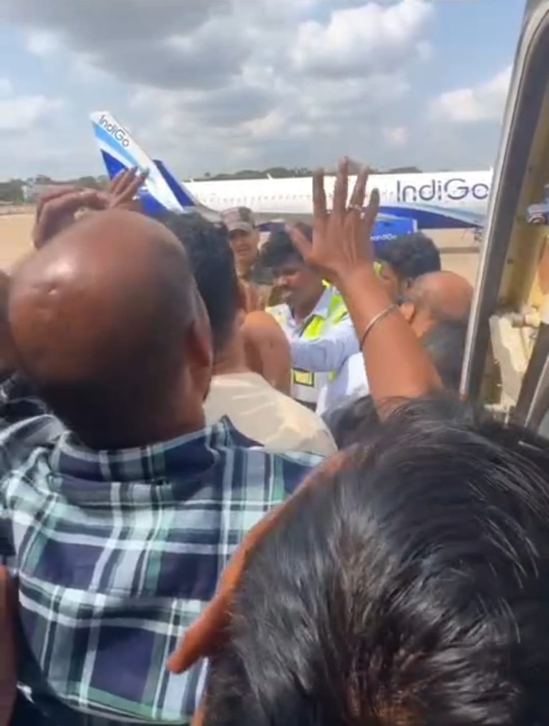 பழுதான விமானத்தில் இருந்த பயணிகள்