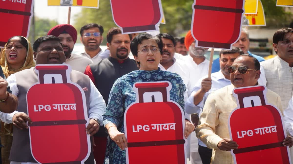 विधानसभा के बाहर AAP विधायकों का प्रदर्शन