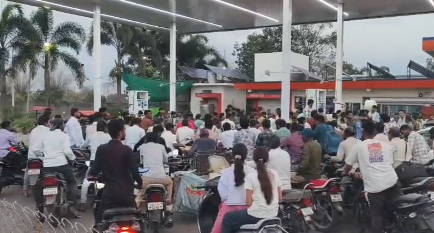 मध्य प्रदेश के कई शहरों में पेट्रोल खत्म होने की अफवाह, इंदौर से देवास तक पेट्रोल पंपों पर महाजाम, सरकार बोली पर्याप्त स्टॉक मौजूद