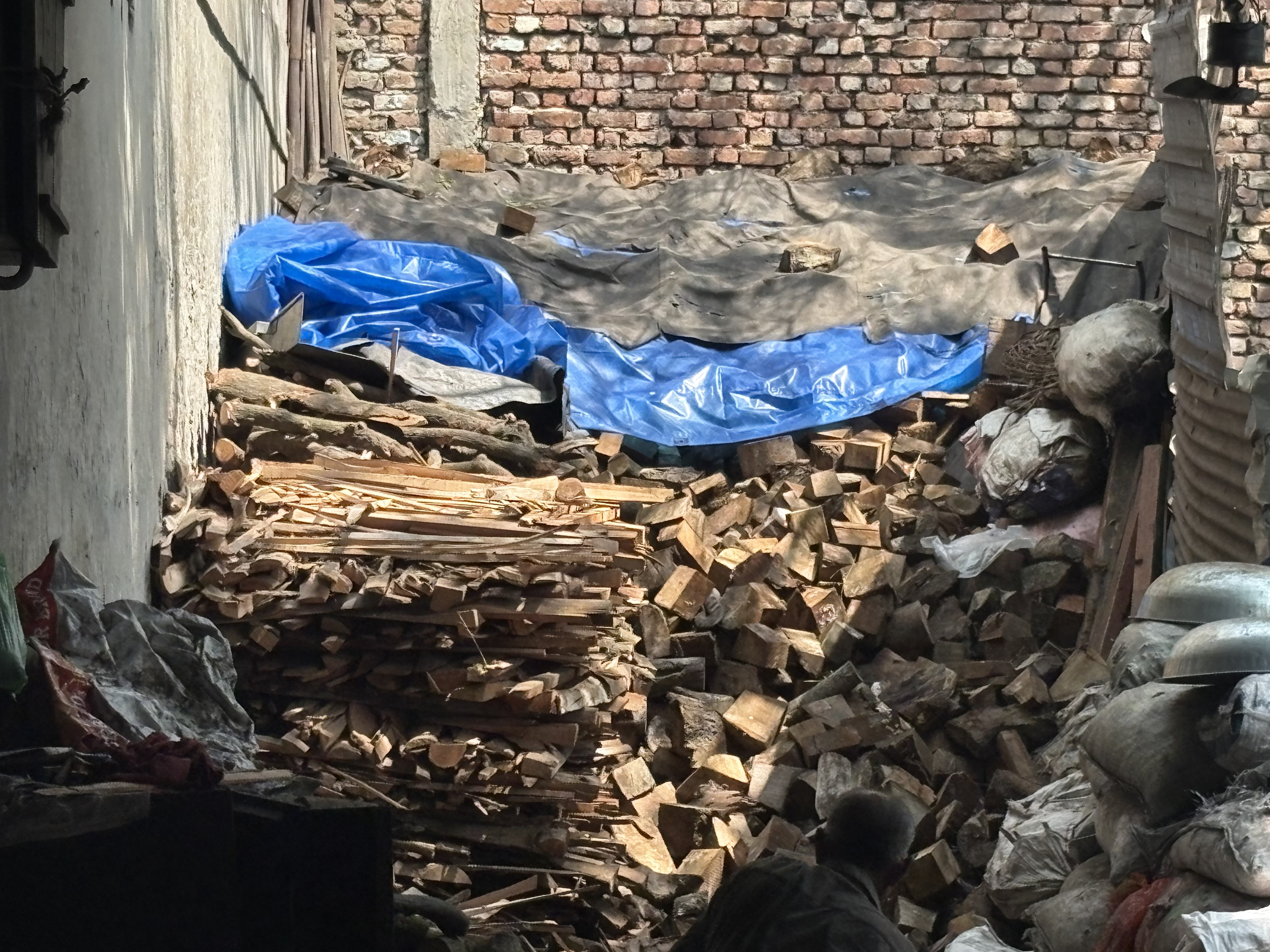 कमर्शियल गैस सिलेंडर की वैकाल्पिक व्यवस्था में जुटे कारोबारी