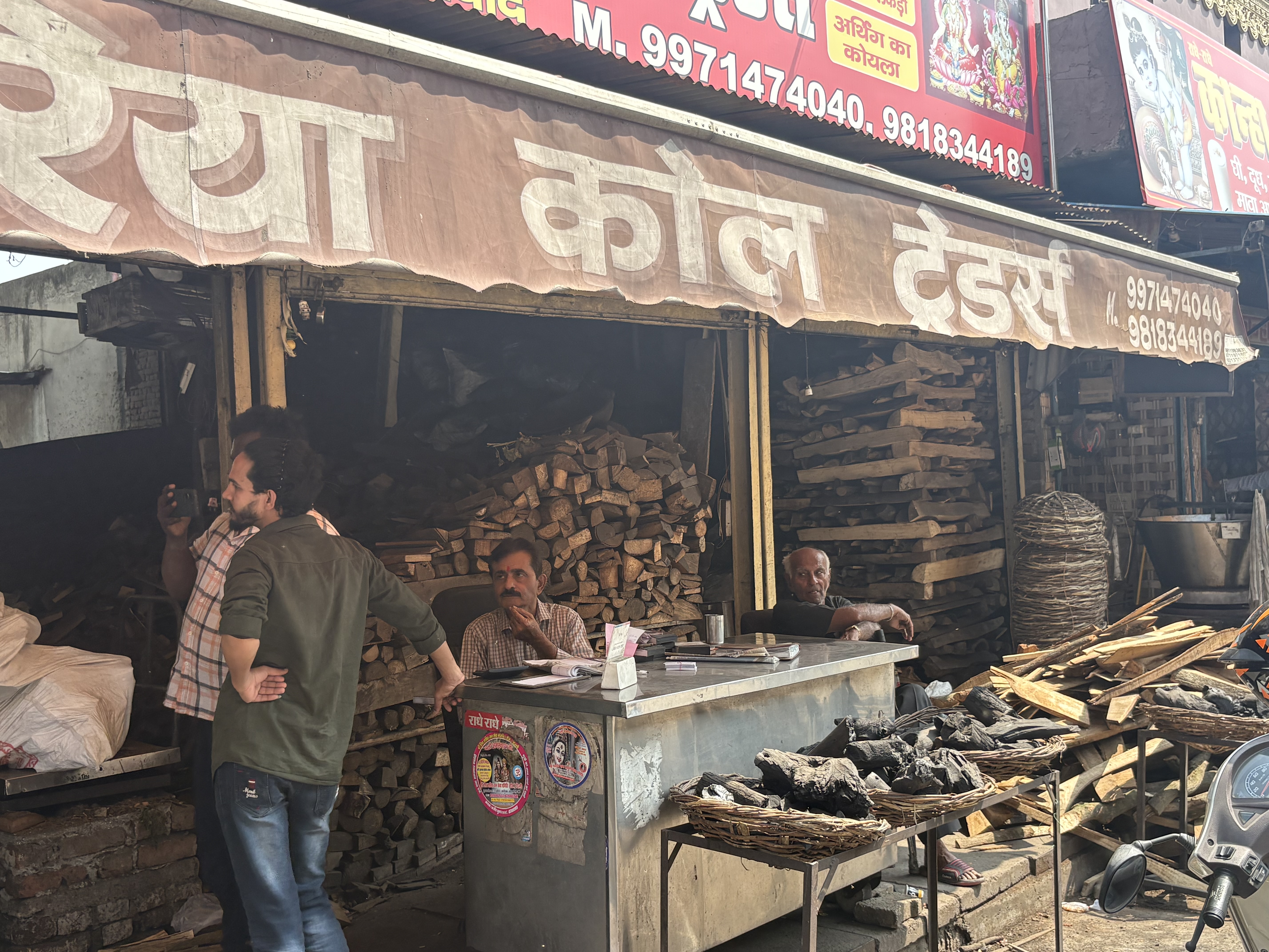 सिलेंडर न मिलने के चलते कोयले और लकड़ी पर शिफ्ट हो रहे लोग