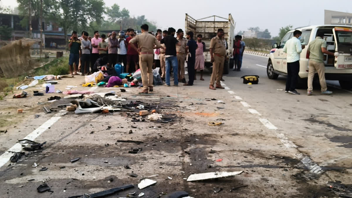 Uttar Pradesh: 5 of Family Returning From Wedding Party Killed As Car Crashes Into Truck In Mau MAU ROAD ACCIDENT TODAY NEWS FIVE KILLED IN MAU ROAD ACCIDENT FIVE FAMILY MEMBER DIED IN ACCIDENT WEDDING PARTY PET KILLED