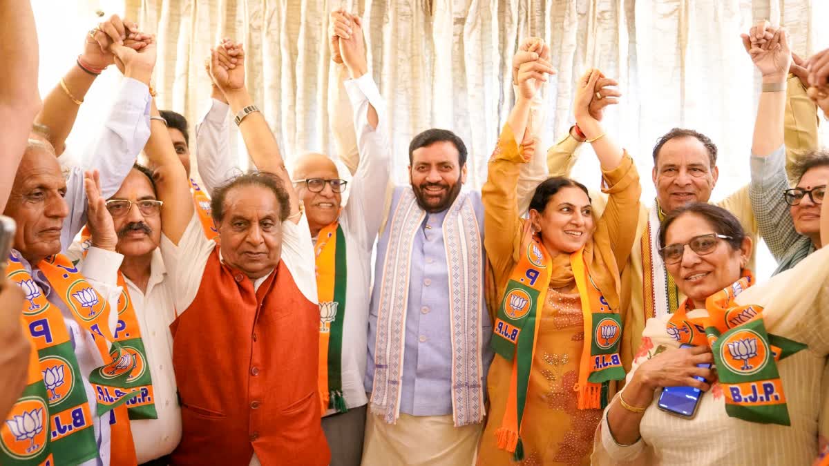 Big Blow for Congress in Panchkula Former Mayor Upinder Ahluwalia and senior leader Dhanendra Ahluwalia join BJP along with supporters