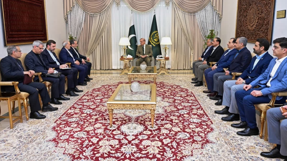 Iranian FM Leaves Pakistan After High-Level Meetings, Trump Cancels US Delegation's Visit to Islamabad Araghchi departure Pakistan