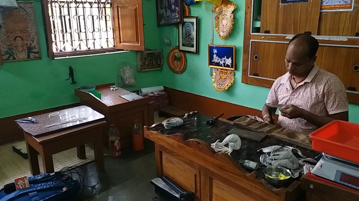The war in the Middle East has caused a severe disruption in supply of commercial LPG and this taken a heavy toll on the centuries old Cuttack filigree craft.   The artisans engaged in the cra