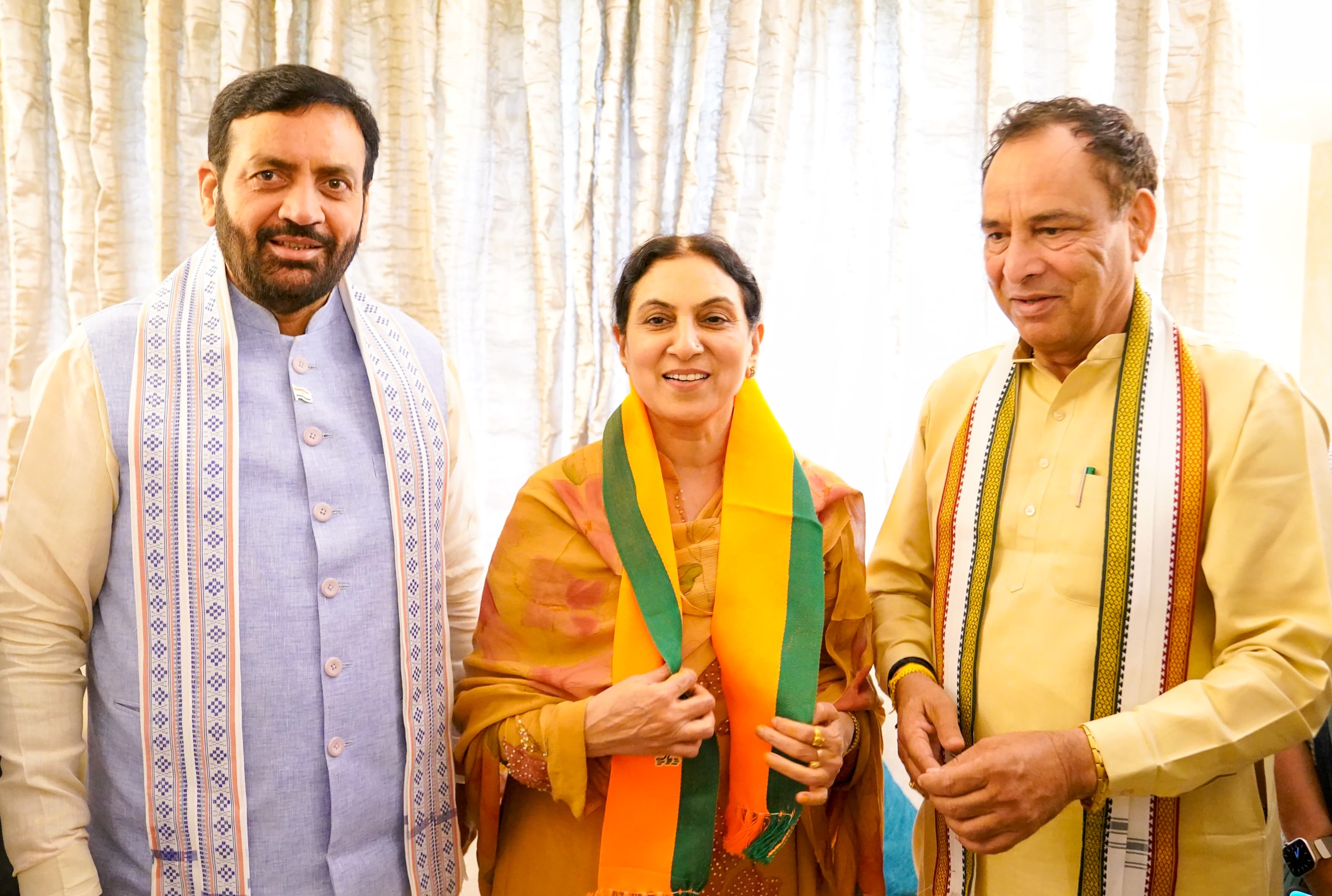 Big Blow for Congress in Panchkula Former Mayor Upinder Ahluwalia and senior leader Dhanendra Ahluwalia join BJP along with supporters