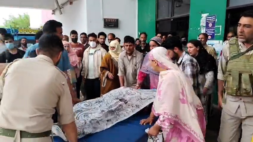 Attacks Medical Staff on Duty Vandalises at GMC Anantnag FIR registered four arrested Urdu News