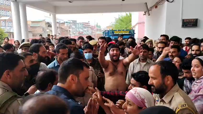 Attacks Medical Staff on Duty Vandalises at GMC Anantnag FIR registered four arrested Urdu News