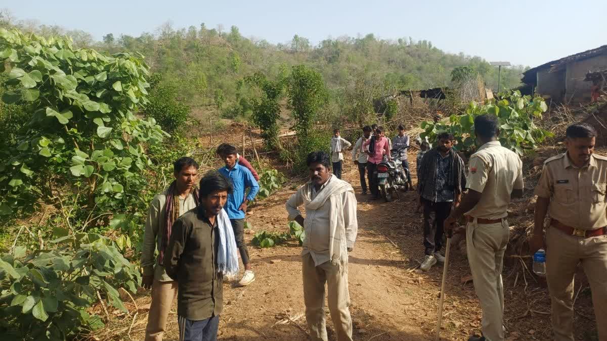 घटनास्थल पर मौजूद पुलिस और ग्रामीण