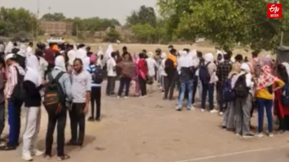 कानपुर के परीक्षा केंद्र पर अफरातफरी.