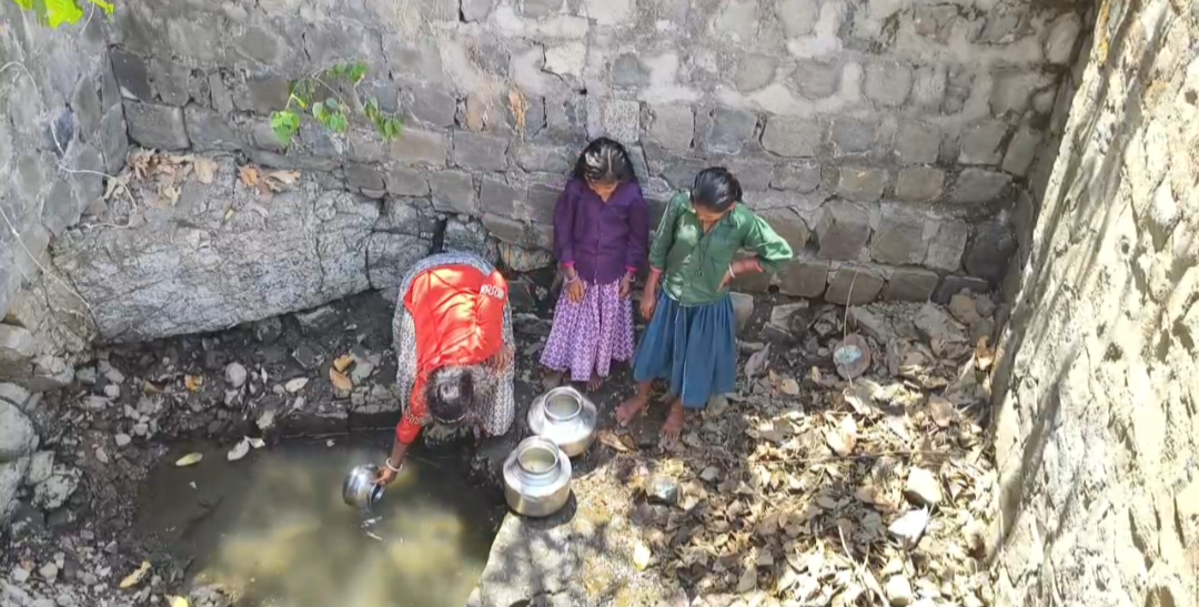 MP villagers fetch water from wells