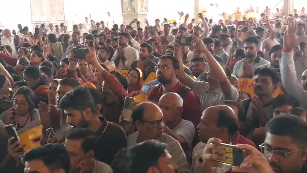 बड़ी संख्या में श्रद्धालु मंदिर पहुंचे
