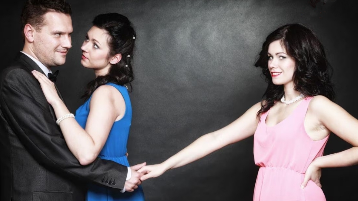 Common Mistakes That Lead People to Fall in Love with Someone Outside Their Relationship