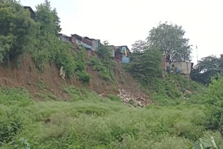 160 families in dangerous condition at Kazi Garhi in Nashik