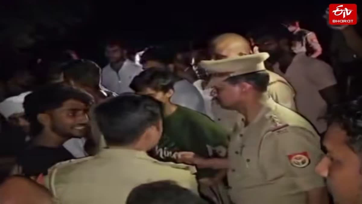 मेरठ में बेकाबू कैंटर ने बाइक सवार दोस्तों को रौंदा.