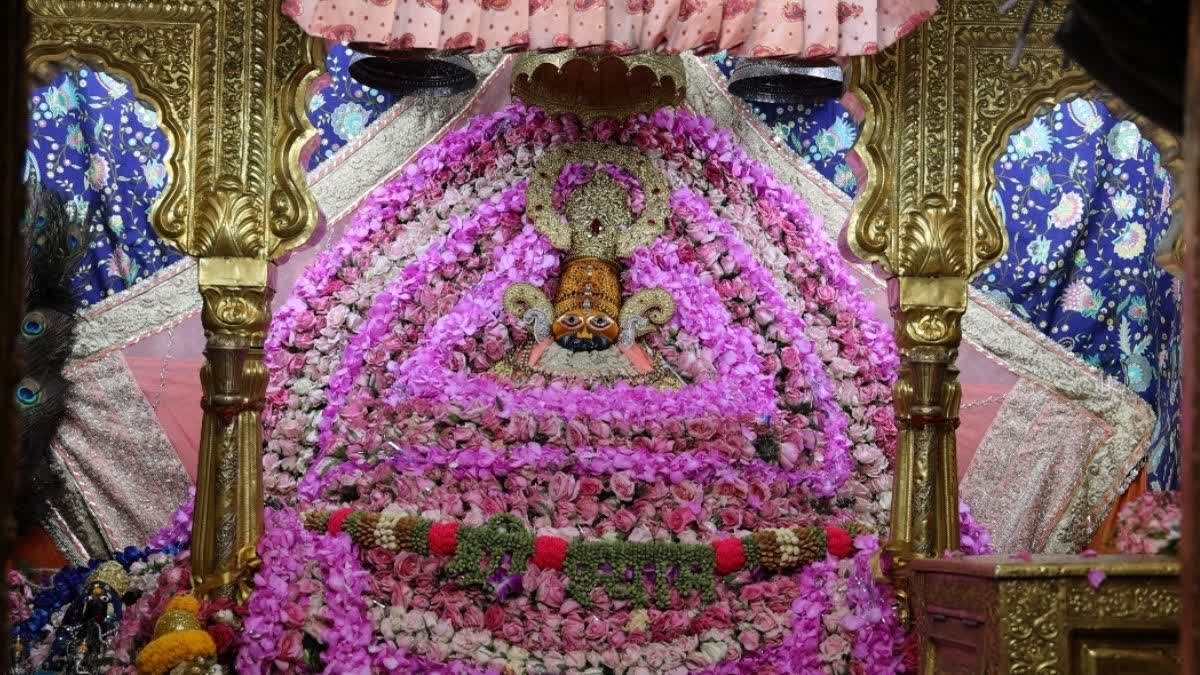 विदेशी फूलों से सजा बाबा का दरबार