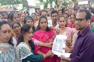 MITANINS RAISE SPIRITED PROTEST