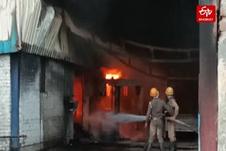पेंट फैक्ट्री में लगी भीषण आग.