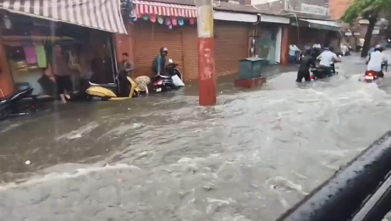 Waterlogging on the road in the Chandi Ki Taksal area