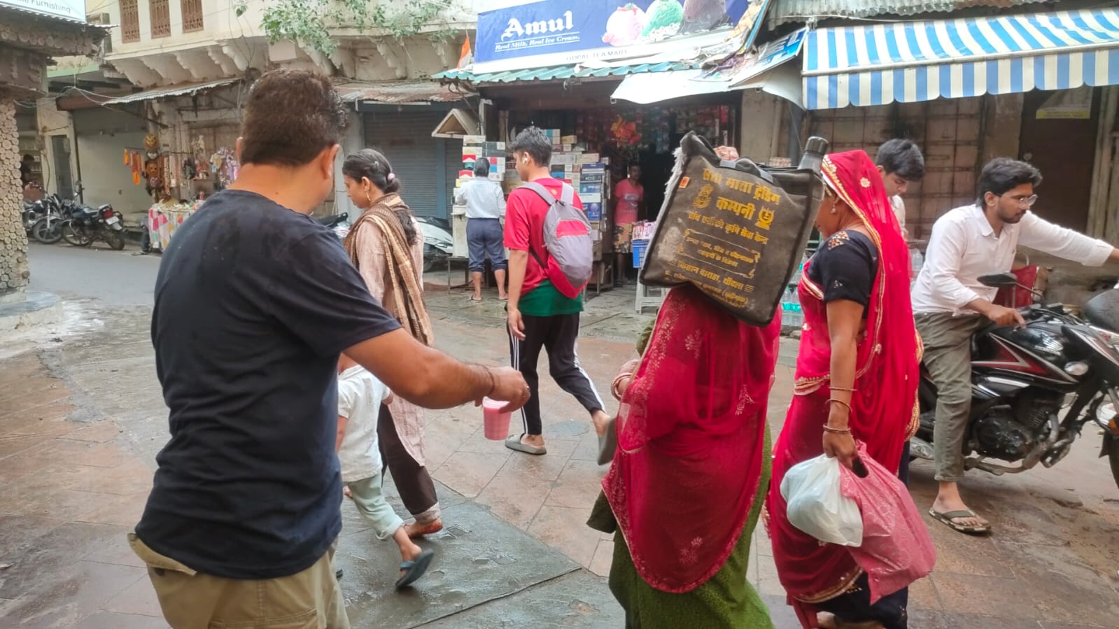 बाजारों में श्रद्धालुओं से शरबत, मिल्क रोज और पानी पीने की मनोहर करते स्थानीय लोग