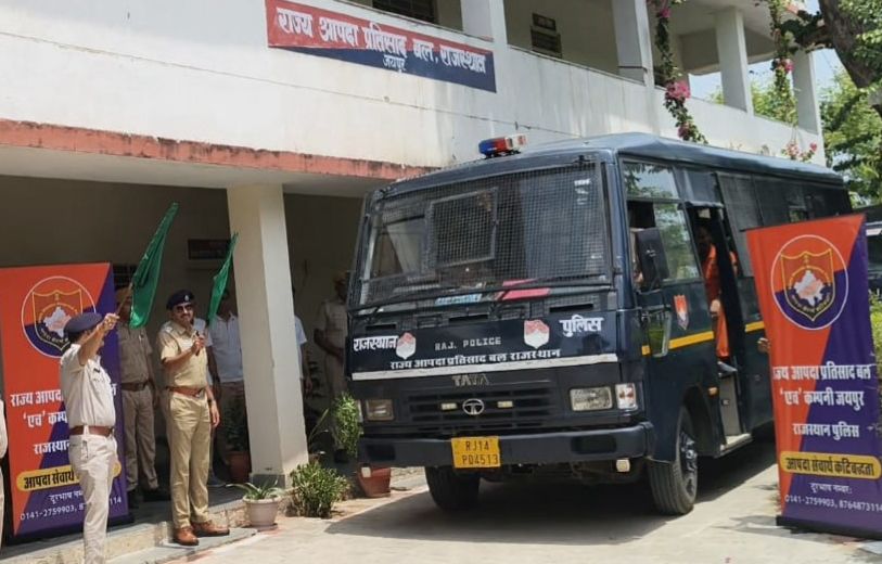 Police officers dispatching SDRF teams to various districts