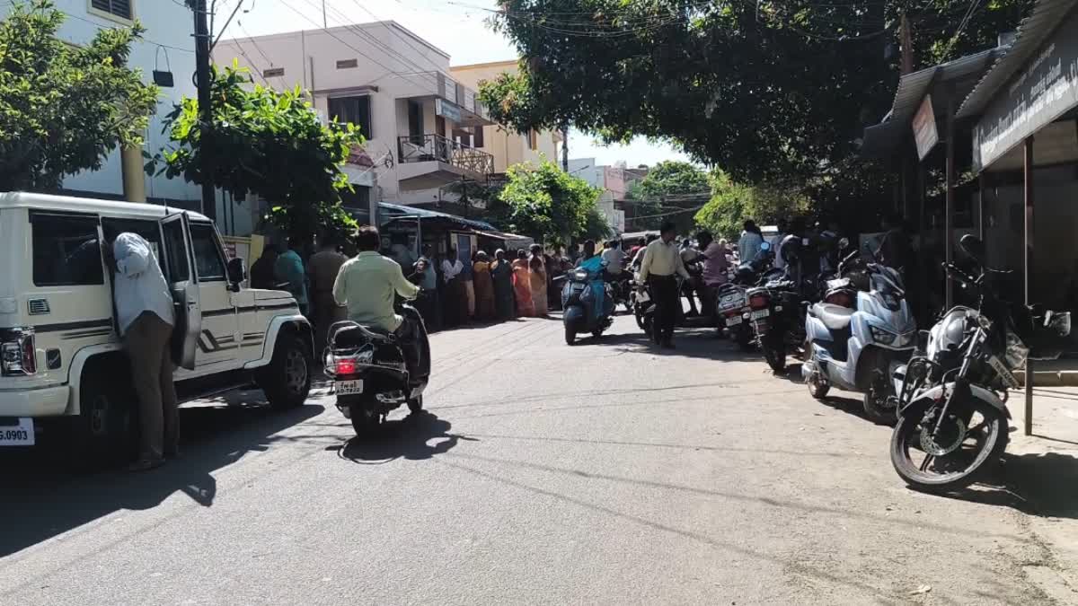 கொலை நடந்த வீட்டின் அருகே பொதுமக்கள் கூடியுள்ளனர்