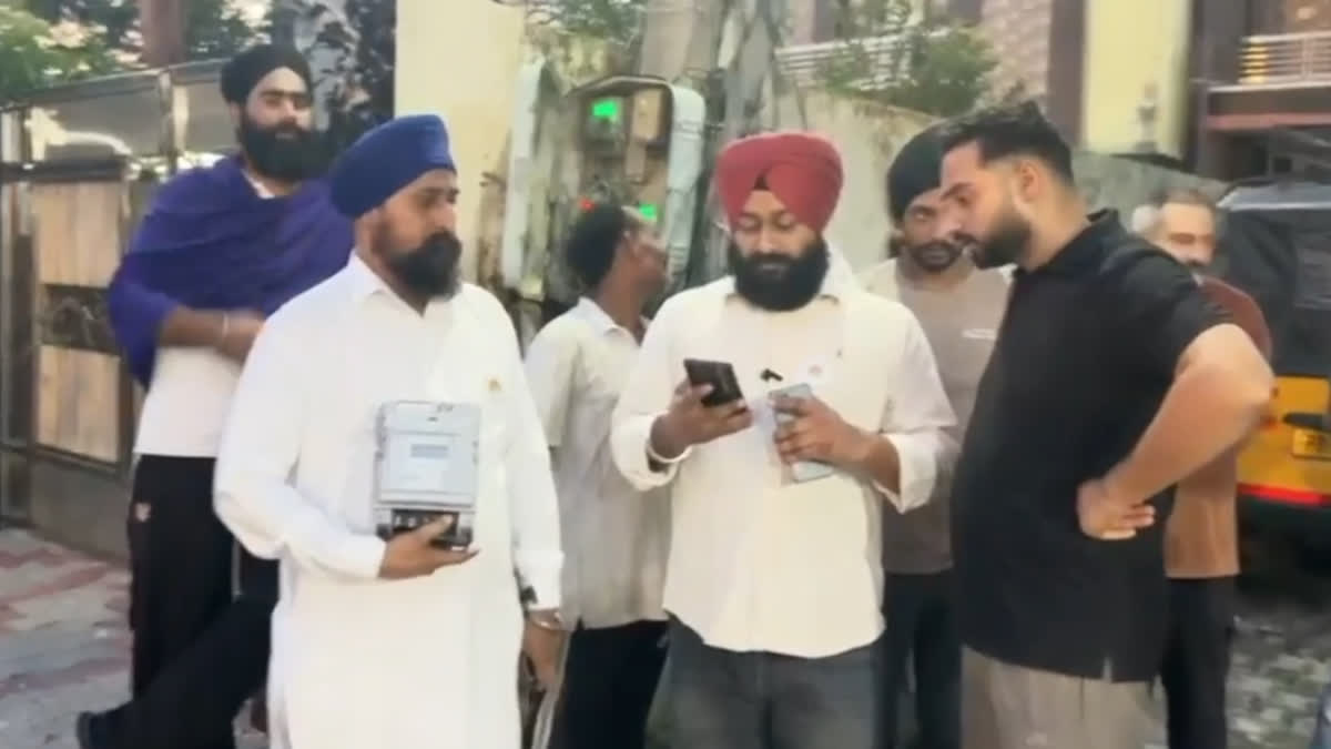 ਗੁਰਦਾਸਪੁਰ 'ਚ ਸਮਾਰਟ ਬਿਜਲੀ ਮੀਟਰਾਂ ਦਾ ਵਿਰੋਧ ਤੇਜ਼, ਕਿਸਾਨਾਂ ਨੇ ਘਰਾਂ 'ਚੋਂ ਉਤਾਰ ਕੇ PSPCL ਦਫ਼ਤਰ ਪਹੁੰਚਾਏ Farmers took down meters from people's homes